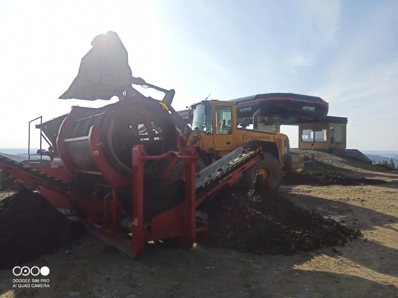 Třídič v provozu, z dopravníku padá roztříděný materiál