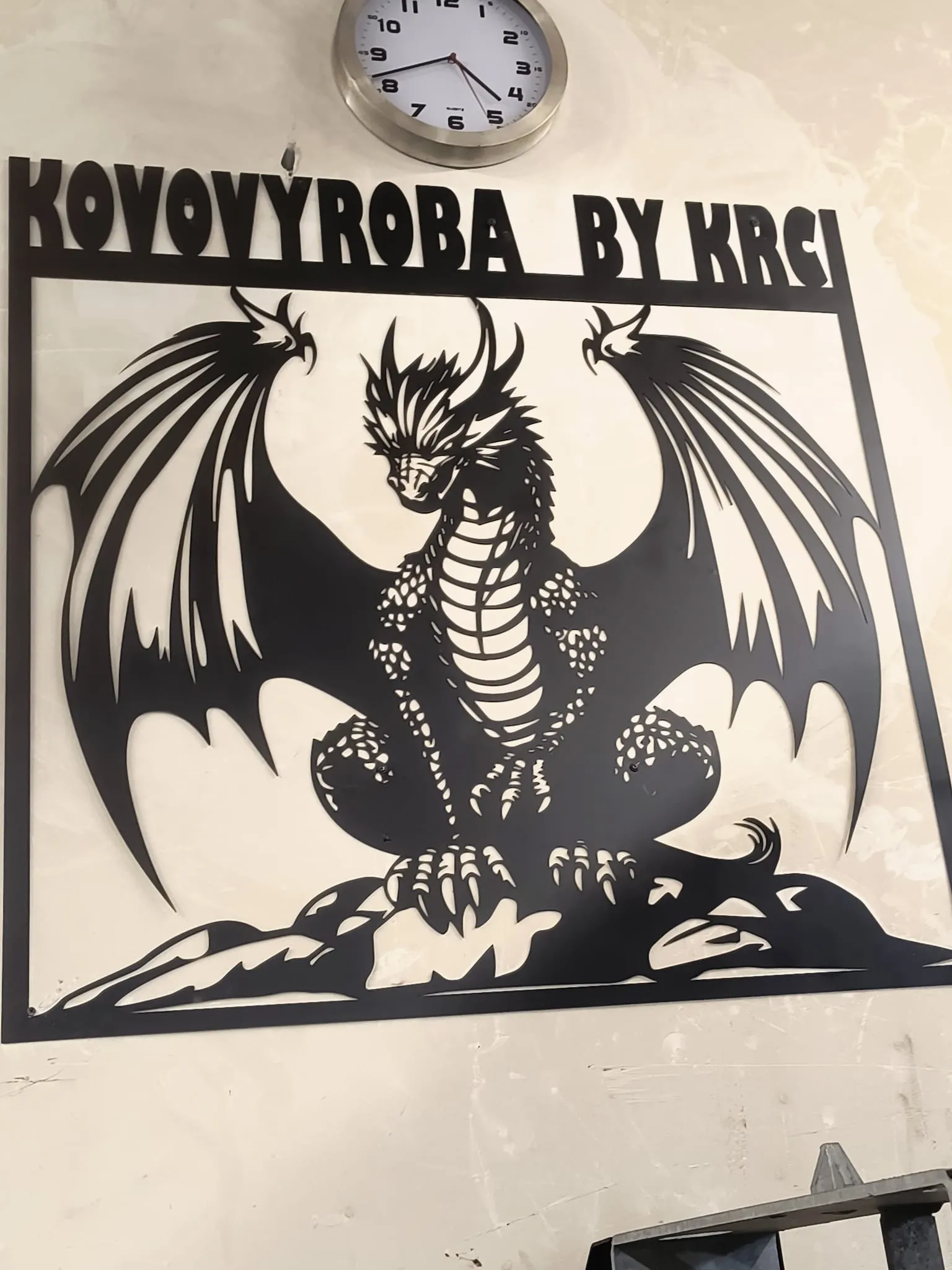 Firemní cedule Kovovýroba By Krci s drakem vypálená z plechu