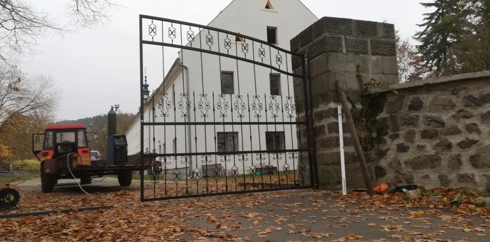 Osazená ozdobná kovová brána ve dvoře zámku Slapy