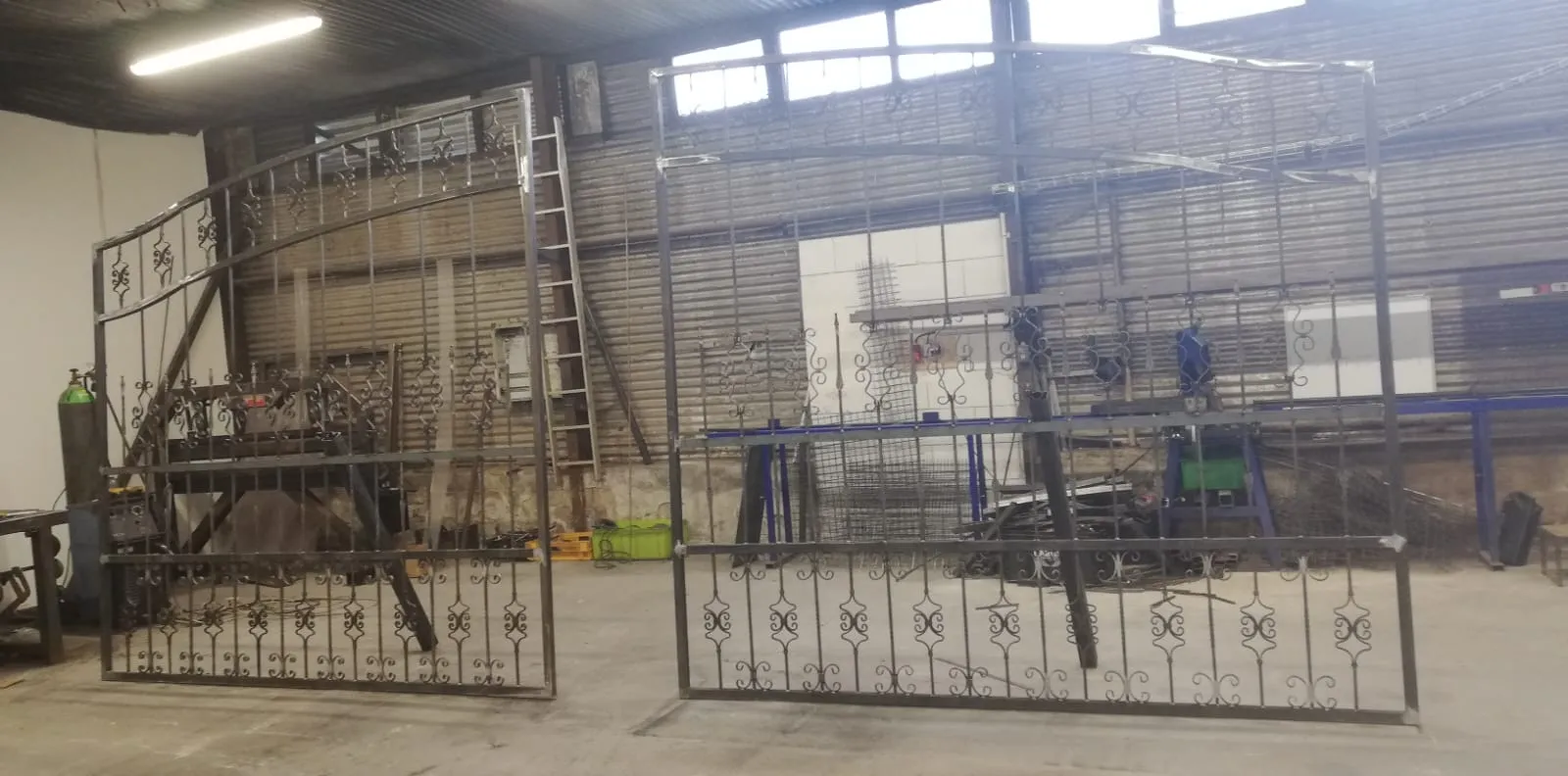 Ozdobná kovová brána a branka v dílně před montáží